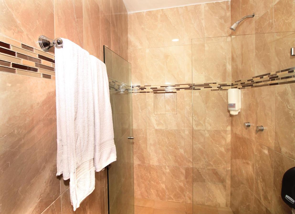 Papagayo Hotel Boutique ปลายาเดลการ์เมน ภายนอก รูปภาพ A shower with a sliding door
